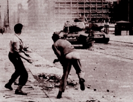 Sublevación obrera en Berlín es violentamente reprimida por tanques soviéticos Sublevación obrera en Berlín es violentamente reprimida por tanques soviéticos