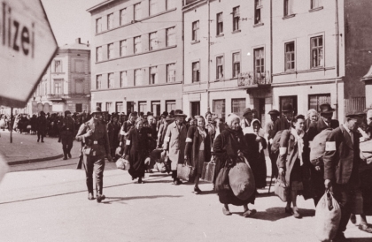 En el marco del Holocausto, las tropas nazis liquidan el Gueto judío de Cracovia