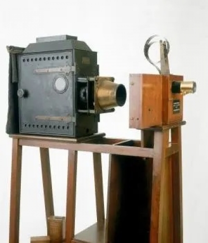 Los hermanos Lumière dan la primera exhibición cinematográfica