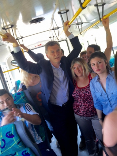 ¿Fue todo una farsa?: De los autores de 'Timbreo' y 'El beso en la ONU', llega 'Viaje en colectivo de Macri'
