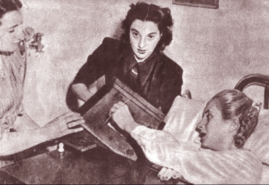 En el Primer Voto Femenino, Eva Perón lo hace desde su lecho de enferma
