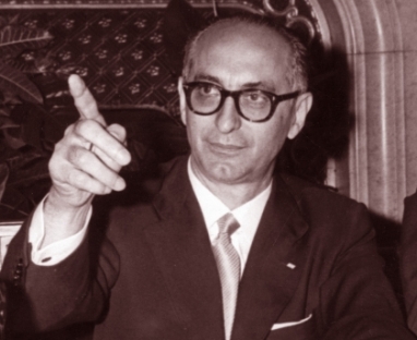 Arturo Frondizi decreta la intervención federal de las provincias de Buenos Aires, Chaco, Río Negro, Santiago del Estero y Tucumán