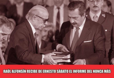 La CONADEP le entrega a Alfonsín su informe 