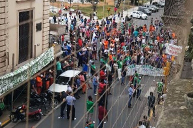 Unos 250 municipales reclamaron que Bahl convoque a paritarias
