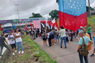 Piquetazo nacional: Organizaciones sociales y gremiales se manifestaron en la ruta de acceso a Paraná