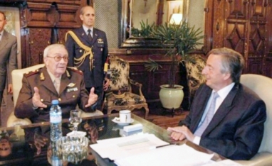 Néstor Kirchner le restituye su grado militar y asciende a general a Juan Jaime Cesio