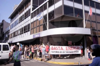 Vecinos de Paraná se reunieron para reclamar por el brutal tarifazo de la energía eléctrica