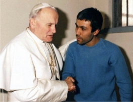 El terrorista turco Mehmet Ali Agca atenta contra el papa Juan Pablo II en el Vaticano