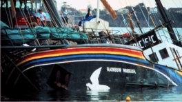 Los servicios secretos franceses hunden el buque Rainbow Warrior de la ecologista Greenpeace