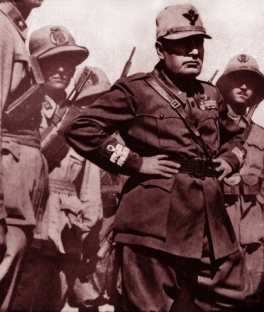 Benito Mussolini es derrocado por su propio Gran Concilio y encarcelado junto a sus colaboradores