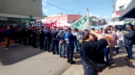 Docentes se manifestaron contra el porteño Frigerio y este se escapó por una puerta trasera