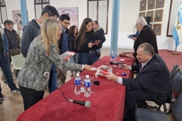 Fabián Rogel presentó el libro: Crónicas de los 40 años de continuidad democrática