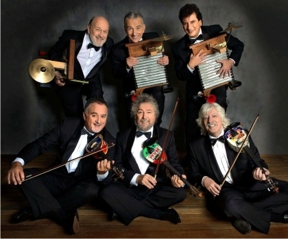 Se funda el grupo de instrumentos informales Les Luthiers