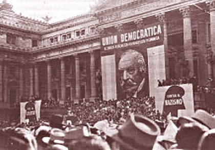 Marcha de la Unión Democrática detrás del Embajador Yanqui y en contra de Perón