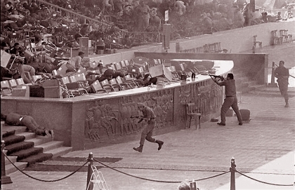 El presidente Anwar Sadat es asesinado en un desfile militar en El Cairo