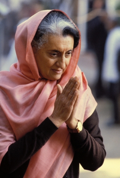 Bajo un régimen democrático, Indira Gandhi obtiene plenos poderes dictatoriales