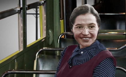 Rosa Parks, una mujer negra, se niega a ceder el asiento en un autobús público a un blanco