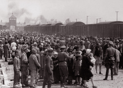 Los nazis realizan la primera siniestra ejecución de judíos en las cámaras de gas de Auschwitz II