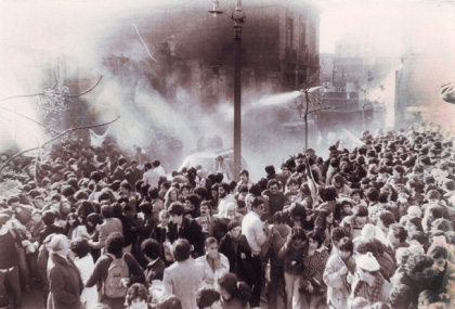 Jóvenes opositores a Pinochet son quemados vivos en Chile