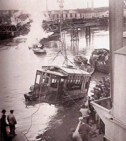 La tragedia del tranvía con obreros caído al Riachuelo