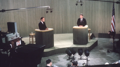 Primer debate televisado de la historia, entre los candidatos presidenciales Richard Nixon y John F. Kennedy