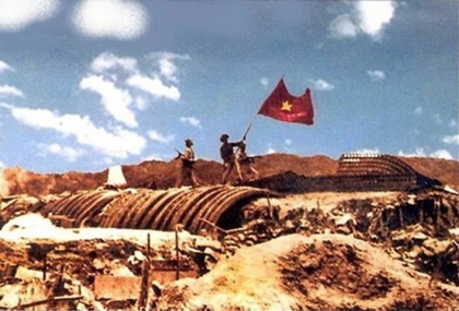 En Dien Bien Phu se rinden las tropas invasoras francesas y concluye la dominación colonial 