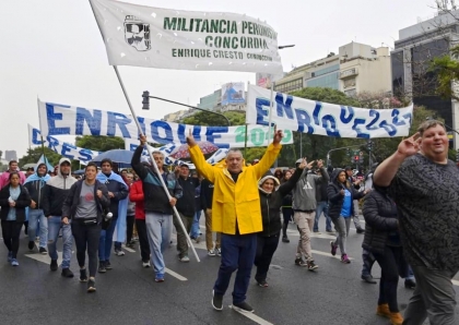 Enrique Cresto, su consigna de precandidato y militantes de Concordia, presentes en el acto en Plaza de Mayo