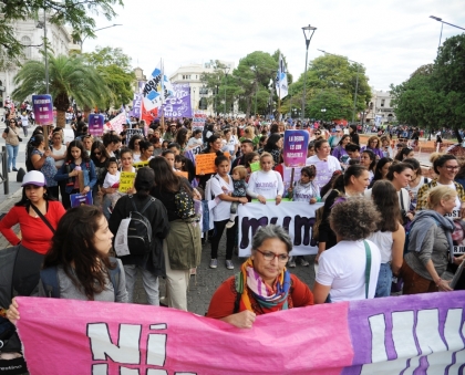 Masiva marcha de mujeres en Paraná: Unidas contra la derecha porque vienen a quitarles derechos