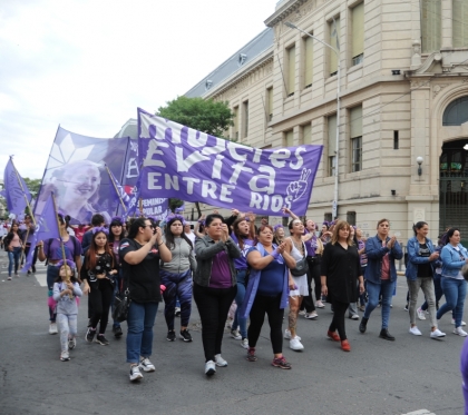 Masiva marcha de mujeres en Paraná: Unidas contra la derecha porque vienen a quitarles derechos