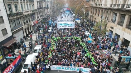 El Senado aprobó la Ley Bases: Brutal represión en el Congreso, con gases lacrimógenos, balas de goma y camiones hidrantes