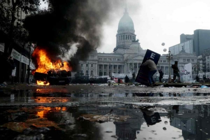 El Senado aprobó la Ley Bases: Brutal represión en el Congreso, con gases lacrimógenos, balas de goma y camiones hidrantes