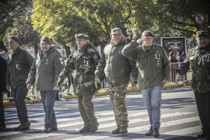 Aliado del Rey británico, el cipayo Milei habla de Malvinas pero entrega las banderas una a una