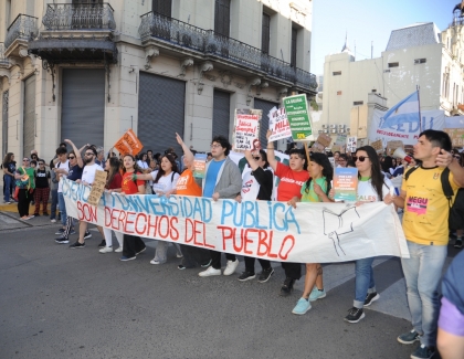 Más de 30.000 paranaenses llenaron las calles en defensa de la universidad pública y gratuita