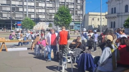 Docentes se instalan frente al CGE hasta que devuelvan los descuentos