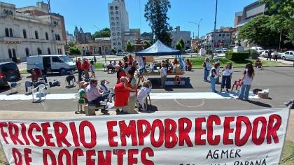 Docentes se instalan frente al CGE hasta que devuelvan los descuentos