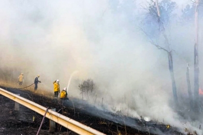 Bomberos luchan por apagar un incendio en la Ruta 14 en inmediaciones de Concordia