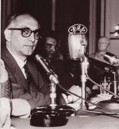 El 24 de julio de 1958, Arturo Frondizi declara la batalla del petróleo