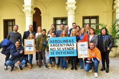 Reunidos con diputados del PJ, empleados de Aerolíneas Argentinas reclamaron por el cierre de la escala Paraná
