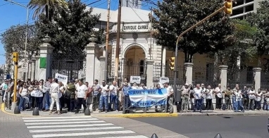 Escuelas técnicas en alerta por recortes: hubo un abrazo simbólico en Paraná