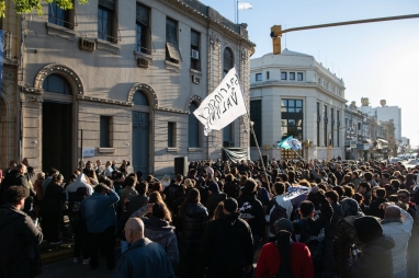 Paraná rinde homenake al legado del Indio Solari con una placa en la casa de su infancia